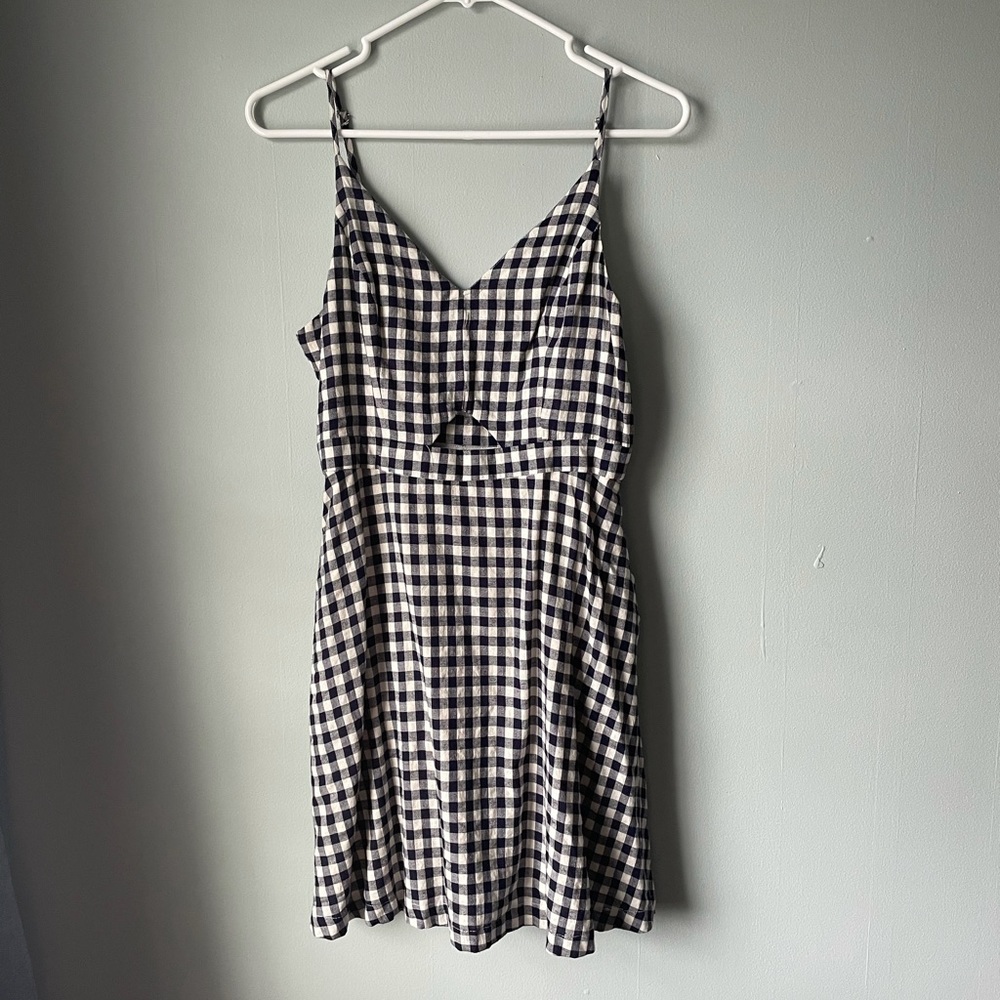 Gingham dress with cutout